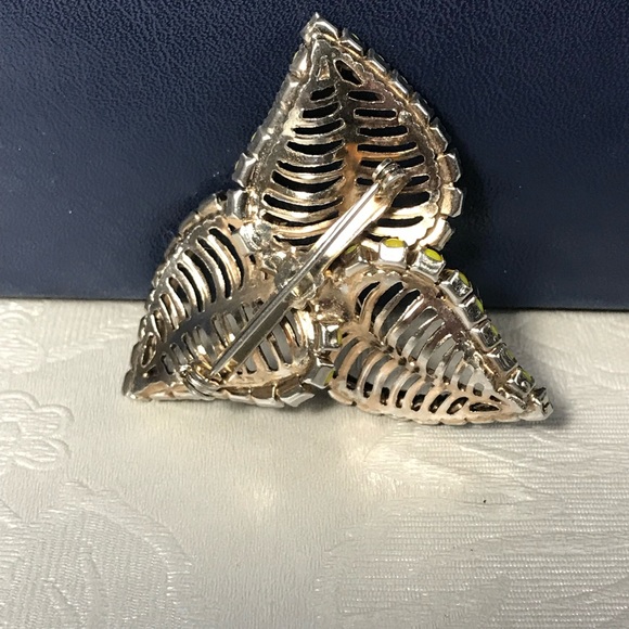 Beautiful Classic VINTAGE Yellow Enamel Stone 3 Leaf Brooch - Picture 6 of 8